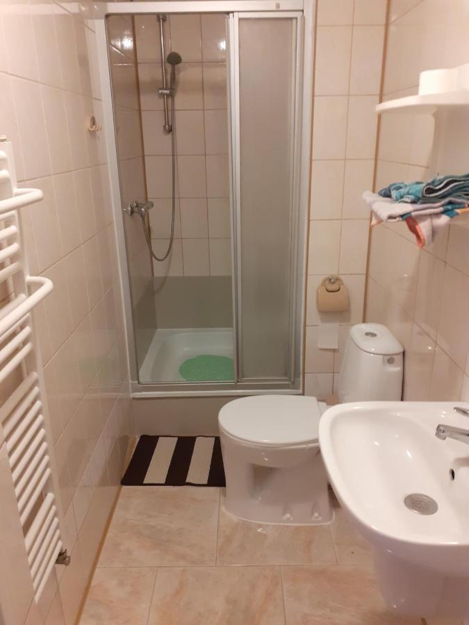 Appartamento Wynajem Apartamentow I Pokoi. Ustronie Morskie Esterno foto
